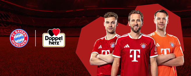 Three football players from FC Bayern Munich are standing together in their red jerseys. The first player is in the center, flanked by two others. The background features a large red geometric shape and the logos for FC Bayern Munich and Doppelherz.